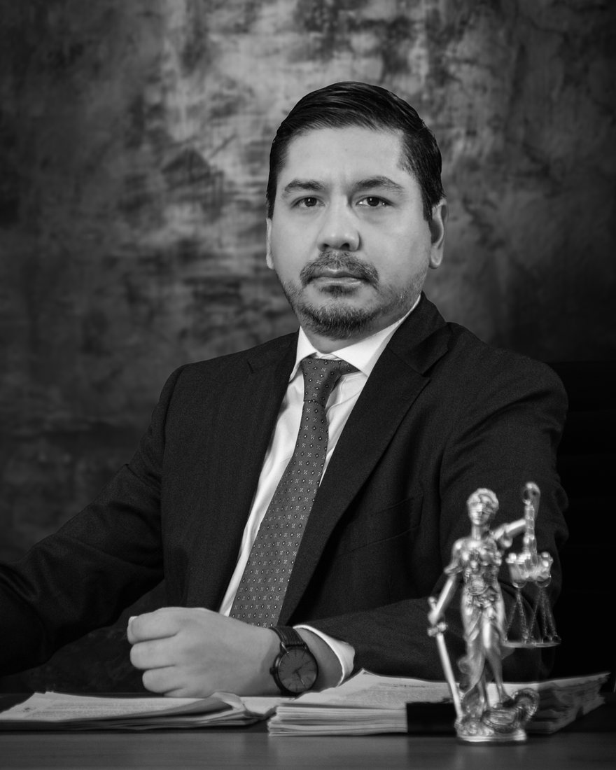 Roberto Calderón Padilla en su despacho